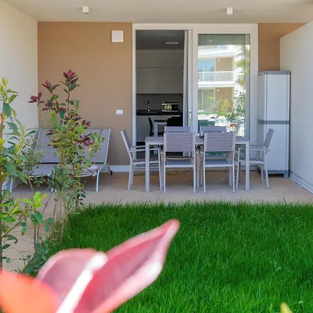 Semesterbostad Wave Island! Luxury A - Piscina E Park Free! Lido di Jesolo